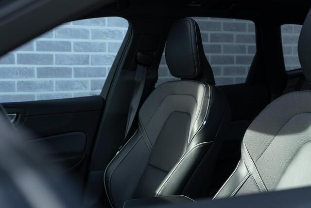 Volvo XC60 Recharge T6 AWD R-Design | Navi | Head-Up Display | Schuif-/Kanteldak | Keyless | 360 Camera | Adaptieve Cruise | Getint Glas | BLIS | Harman Kardon Audio | Stuur-/Stoelverwarming Voor + Achter | Standkachel | 22" LM
