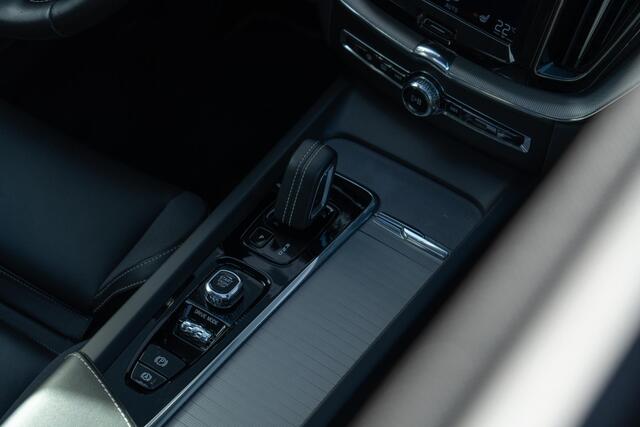 Volvo XC60 Recharge T6 AWD R-Design | Navi | Head-Up Display | Schuif-/Kanteldak | Keyless | 360 Camera | Adaptieve Cruise | Getint Glas | BLIS | Harman Kardon Audio | Stuur-/Stoelverwarming Voor + Achter | Standkachel | 22" LM