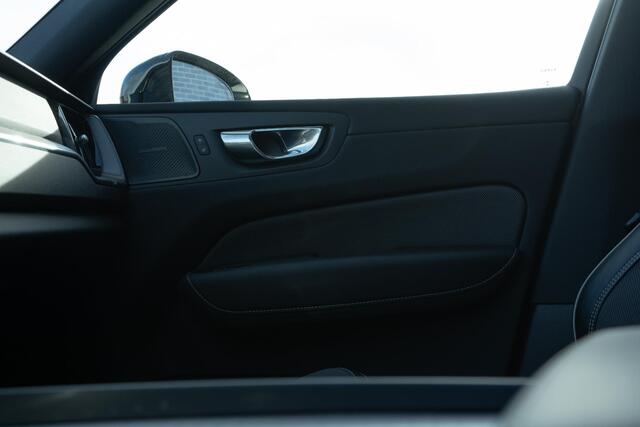 Volvo XC60 Recharge T6 AWD R-Design | Navi | Head-Up Display | Schuif-/Kanteldak | Keyless | 360 Camera | Adaptieve Cruise | Getint Glas | BLIS | Harman Kardon Audio | Stuur-/Stoelverwarming Voor + Achter | Standkachel | 22" LM