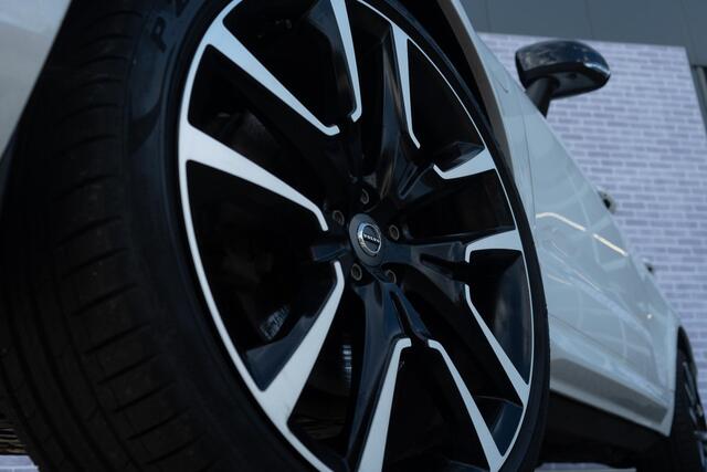 Volvo XC60 Recharge T6 AWD R-Design | Navi | Head-Up Display | Schuif-/Kanteldak | Keyless | 360 Camera | Adaptieve Cruise | Getint Glas | BLIS | Harman Kardon Audio | Stuur-/Stoelverwarming Voor + Achter | Standkachel | 22" LM