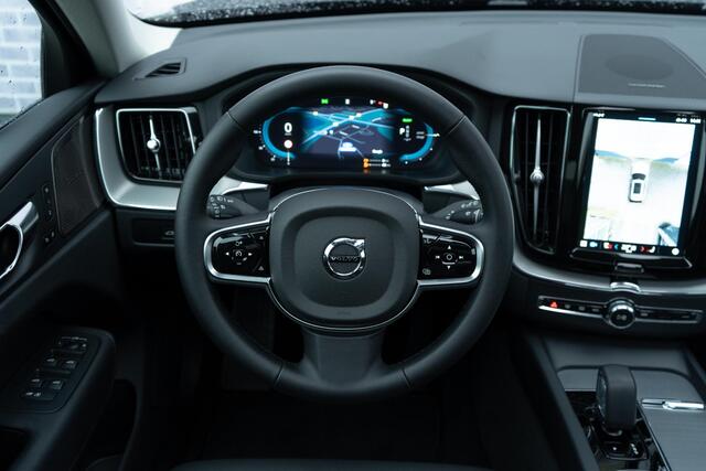 Volvo XC60 Recharge T6 AWD Plus Dark | Google | Luchtvering | Schuif-/Kanteldak | Memory | Harman Kardon Audio | Keyless | 360 Camera | BLIS | Draadloos Telefoon Opladen | Stuurverwarming | Adaptieve Cruise | Stoelverwarming Voor + Achter | Trekhaak | 21" LM