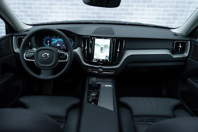 Volvo XC60 Recharge T6 AWD Plus Dark | Google | Luchtvering | Schuif-/Kanteldak | Memory | Harman Kardon Audio | Keyless | 360 Camera | BLIS | Draadloos Telefoon Opladen | Stuurverwarming | Adaptieve Cruise | Stoelverwarming Voor + Achter | Trekhaak | 21" LM