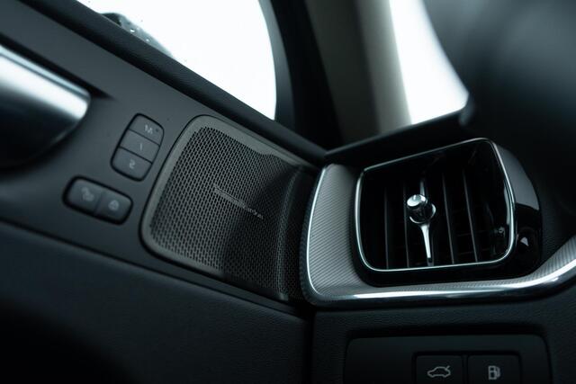 Volvo XC60 Recharge T6 AWD Plus Dark | Google | Luchtvering | Schuif-/Kanteldak | Memory | Harman Kardon Audio | Keyless | 360 Camera | BLIS | Draadloos Telefoon Opladen | Stuurverwarming | Adaptieve Cruise | Stoelverwarming Voor + Achter | Trekhaak | 21" LM