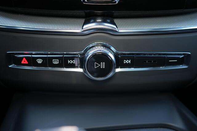 Volvo XC60 T8 Recharge AWD Plus Black Edition - LONG RANGE - Panorama/schuifdak - IntelliSafe Assist & Surround - 360º Camera - Verwarmde voorstoelen & stuur - Parkeersensoren voor & achter - Elektr. bedienb. voorstoelen met geheugen - Draadloze tel. lader - Extra g