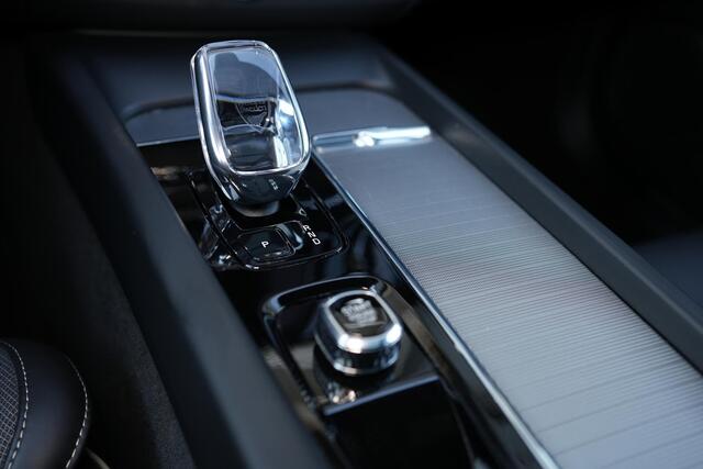 Volvo XC60 T8 Recharge AWD Plus Black Edition - LONG RANGE - Panorama/schuifdak - IntelliSafe Assist & Surround - 360º Camera - Verwarmde voorstoelen & stuur - Parkeersensoren voor & achter - Elektr. bedienb. voorstoelen met geheugen - Draadloze tel. lader - Extra g