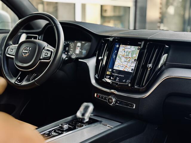 Volvo XC60 2.0 T8 Twin Engine AWD | Inscription | Panodak | Leer | Luchtvering | 22" wielen | Adpat Cruise | Elek. Trekhaak