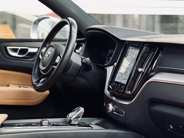 Volvo XC60 2.0 T8 Twin Engine AWD | Inscription | Panodak | Leer | Luchtvering | 22" wielen | Adpat Cruise | Elek. Trekhaak