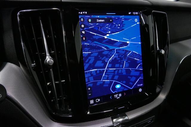 Volvo XC60 2.0 T6 Plug-in hybrid AWD R-Design / Facelift / Black Edition / Panoramadak / Elektr. verstelbare voorstoel (memory) / 21'' LMV / Apple Carplay - Andriod Auto / Achteruitrijcamera / Elektr. bedienbare achterklep / Keyless / LED Koplampen / Lederen contour