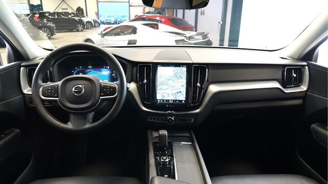 Volvo XC60 2.0 T8 AWD Long Range 335kW/455pk Aut8 Recharge Ultimate Bright HARMAN/KARDON + PANORAMADAK + SUBWOOFER + LANE ASSIST + EL.TREKHAAK + CRUISE CONTROL + STOELVERWARMING + CAMERA + STUURVERWARMING + PARKSENSOREN V&A + 19" LM-VELGEN!!