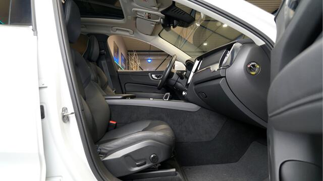Volvo XC60 2.0 T8 AWD Long Range 335kW/455pk Aut8 Recharge Ultimate Bright HARMAN/KARDON + PANORAMADAK + SUBWOOFER + LANE ASSIST + EL.TREKHAAK + CRUISE CONTROL + STOELVERWARMING + CAMERA + STUURVERWARMING + PARKSENSOREN V&A + 19" LM-VELGEN!!