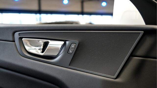 Volvo XC60 2.0 T8 AWD Long Range 335kW/455pk Aut8 Recharge Ultimate Bright HARMAN/KARDON + PANORAMADAK + SUBWOOFER + LANE ASSIST + EL.TREKHAAK + CRUISE CONTROL + STOELVERWARMING + CAMERA + STUURVERWARMING + PARKSENSOREN V&A + 19" LM-VELGEN!!