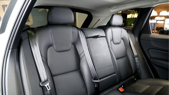 Volvo XC60 2.0 T8 AWD Long Range 335kW/455pk Aut8 Recharge Ultimate Bright HARMAN/KARDON + PANORAMADAK + SUBWOOFER + LANE ASSIST + EL.TREKHAAK + CRUISE CONTROL + STOELVERWARMING + CAMERA + STUURVERWARMING + PARKSENSOREN V&A + 19" LM-VELGEN!!