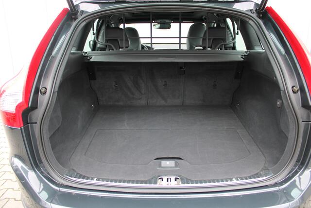 Volvo XC60 2.0 T5 FWD R-Design | Trekhaak | Schuifdak |