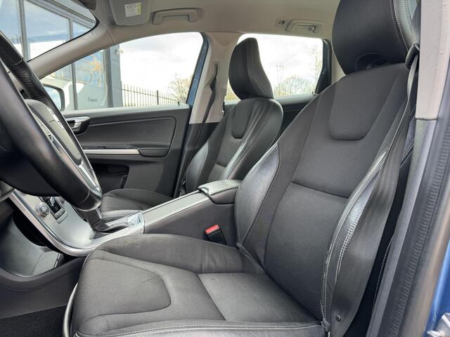 Volvo XC60 2.0 D3 FWD R-Design 1e Eigenaar,Navi,Clima,Trekhaak,Cruise,PDC V+A,D-Riem vervangen 2023,Stoelverwarming,Extra set op Velg,150pk,APK tot 02-2026