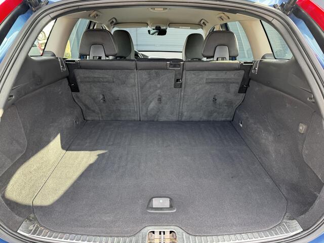 Volvo XC60 2.0 D3 FWD R-Design 1e Eigenaar,Navi,Clima,Trekhaak,Cruise,PDC V+A,D-Riem vervangen 2023,Stoelverwarming,Extra set op Velg,150pk,APK tot 02-2026