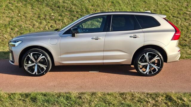 Volvo XC60 2.0 T6 Plug-in hybrid AWD Ultra Dark Compleet samengesteld - Luchtvering - Bowers Wilkins audio systeem - Massage functie voorstoelen - 360 Camera - 21"Inch Licht metaal