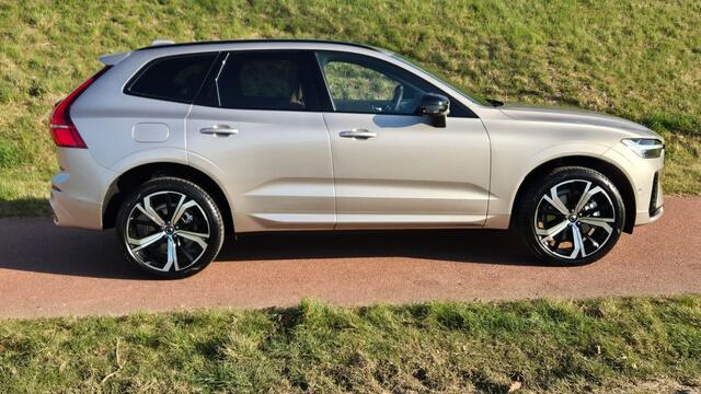 Volvo XC60 2.0 T6 Plug-in hybrid AWD Ultra Dark Compleet samengesteld - Luchtvering - Bowers Wilkins audio systeem - Massage functie voorstoelen - 360 Camera - 21"Inch Licht metaal