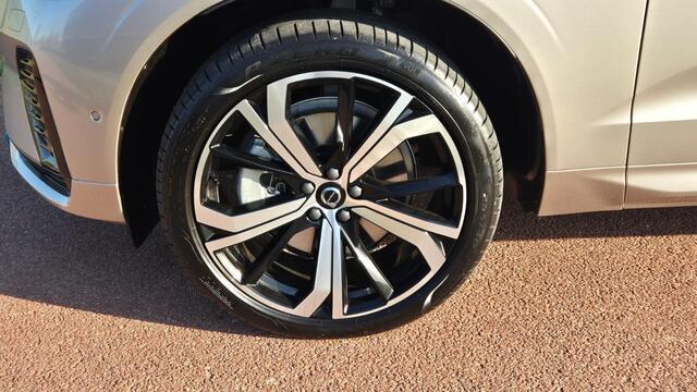 Volvo XC60 2.0 T6 Plug-in hybrid AWD Ultra Dark Compleet samengesteld - Luchtvering - Bowers Wilkins audio systeem - Massage functie voorstoelen - 360 Camera - 21"Inch Licht metaal