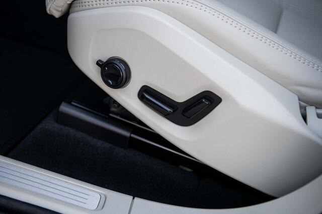 Volvo XC60 2.0 T8 Plug-in hybrid AWD Ultra Dark | Luchtvering | Bowers en Wilkins | Stoelventilatie | 22" | Full Options |