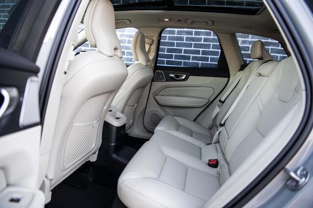 Volvo XC60 2.0 T8 Plug-in hybrid AWD Ultra Dark | Luchtvering | Bowers en Wilkins | Stoelventilatie | 22" | Full Options |