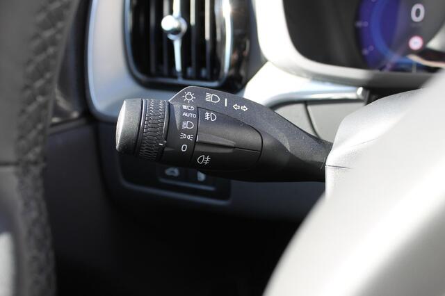Volvo XC60 T6 350PK Long Range Dark Plus Dark Panoramisch schuif-kanteldak / Semi elektrisch wegklapbare trekhaak / Lederen bekleding / 19" lichtmetalen velgen / Adaptieve Cruise Control