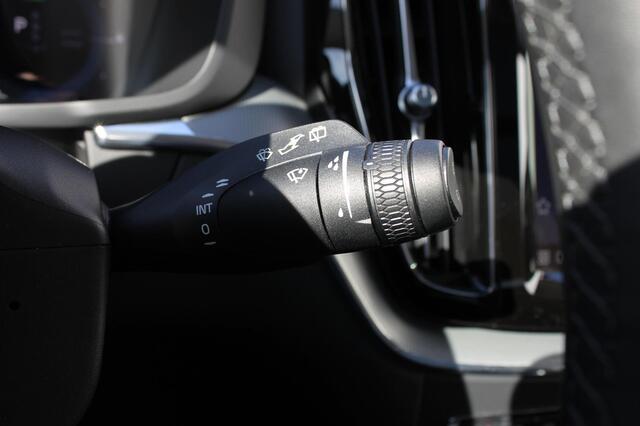 Volvo XC60 T6 350PK Long Range Dark Plus Dark Panoramisch schuif-kanteldak / Semi elektrisch wegklapbare trekhaak / Lederen bekleding / 19" lichtmetalen velgen / Adaptieve Cruise Control