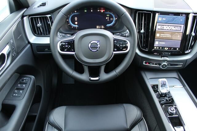 Volvo XC60 2.0 T6 Plug-in hybrid AWD Plus Black Edition | Direct Leverbaar!! | Panorama dak | Elektrisch wegklapbare trekhaak | Memory stand voorstoelen | Harman/Kardon Audiosysteem | Stoelverwarming voor & achter | Keyless entry/start | Stuurverwarming | Elektrisch