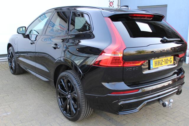 Volvo XC60 2.0 T6 Plug-in hybrid AWD Plus Black Edition | Direct Leverbaar!! | Panorama dak | Elektrisch wegklapbare trekhaak | Memory stand voorstoelen | Harman/Kardon Audiosysteem | Stoelverwarming voor & achter | Keyless entry/start | Stuurverwarming | Elektrisch