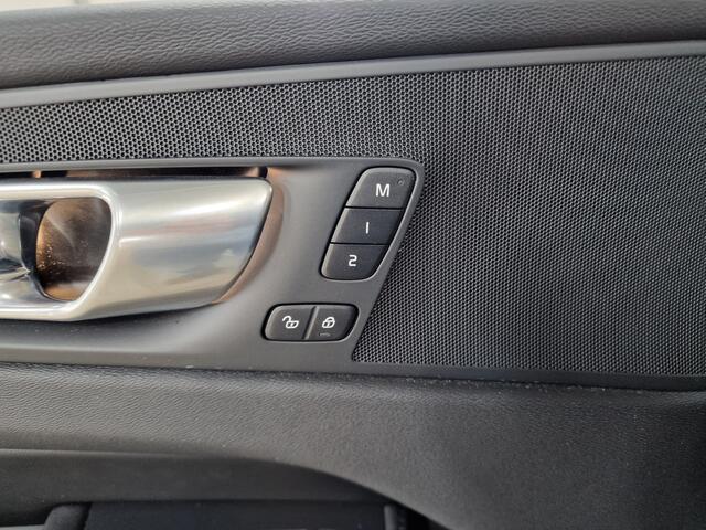 Volvo XC60 2.0 T6 Plug-in hybrid AWD Plus Dark 350pk | Elek. panodak | Elektrische stoelen met geheugen |
