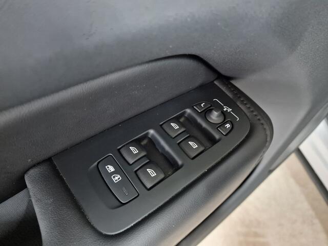 Volvo XC60 2.0 T6 Plug-in hybrid AWD Plus Dark 350pk | Elek. panodak | Elektrische stoelen met geheugen |