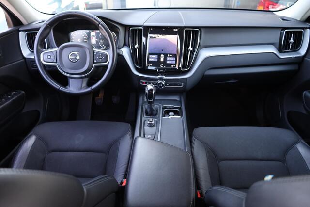 Volvo XC60 2.0 D3 Momentum CAMERA TREKHAAK-ELEC. CARPLAY 2xPDC FULL-LED 18"LMV BLIS