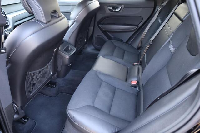 Volvo XC60 2.0 D3 Momentum CAMERA TREKHAAK-ELEC. CARPLAY 2xPDC FULL-LED 18"LMV BLIS