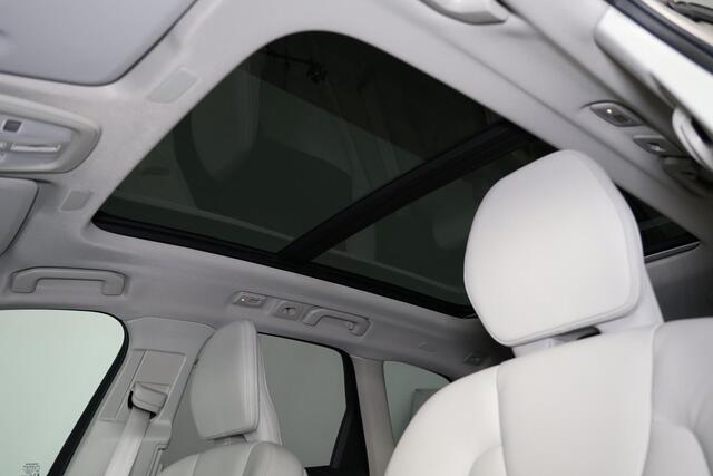 Volvo XC60 T6 Recharge AWD Plus Dark - LONG RANGE - Panorama/schuifdak - IntelliSafe Assist & Surround - 360º Camera - Harman/Kardon audio - Adaptieve LED koplampen - Verwarmde voorstoelen, stuur & achterbank - Parkeersensoren voor & achter - Elektr. bedienb. voorst