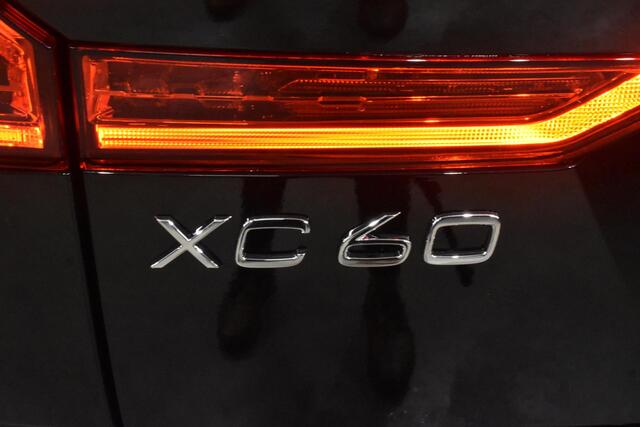 Volvo XC60 T6 350PK Automaat Plug-in hybrid AWD Essential Edition Bright / Driver Assist / Climate pack / Donker getint glas