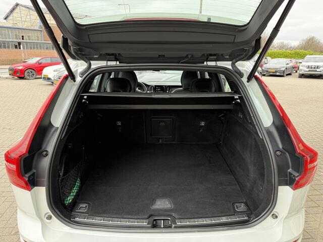 Volvo XC60 2.0 T8 Twin Engine AWD R-Design BOMVOL! Elektrische inklapbare trekhaak, memory seats, 21" Camera rondom, 2100kg trekgewicht, Panorama schuif/kanteldak
