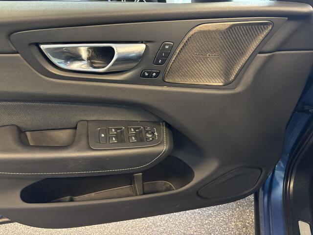 Volvo XC60 T8 Recharge AWD R-Design / Panoramadak / Leer / Apple Carplay / Dab / HK / BLIS / Adapt cruise / Pilot ass / Stuur- en Stoelverw - Elek Trekhaak -
