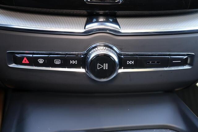 Volvo XC60 T6 Recharge AWD Plus Dark - LONG RANGE - Panorama/schuifdak - IntelliSafe Assist & Surround - 360º Camera - Harman/Kardon audio - Adaptieve LED koplampen - Verwarmde voorstoelen, stuur & achterbank - Parkeersensoren voor & achter - Elektr. bedienb. voorst