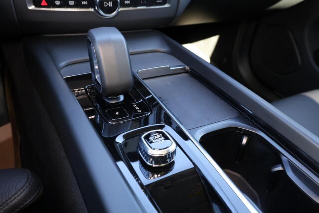 Volvo XC60 T6 Recharge AWD Plus Dark - LONG RANGE - Panorama/schuifdak - IntelliSafe Assist & Surround - 360º Camera - Harman/Kardon audio - Adaptieve LED koplampen - Verwarmde voorstoelen, stuur & achterbank - Parkeersensoren voor & achter - Elektr. bedienb. voorst