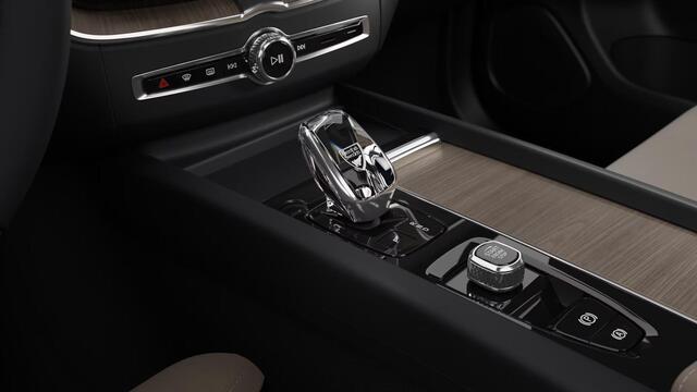 Volvo XC60 T6 AWD 350 pk Plug-in hybrid Plus Dark | Luchtvering | 22" | Head up display| Panoramadak |
