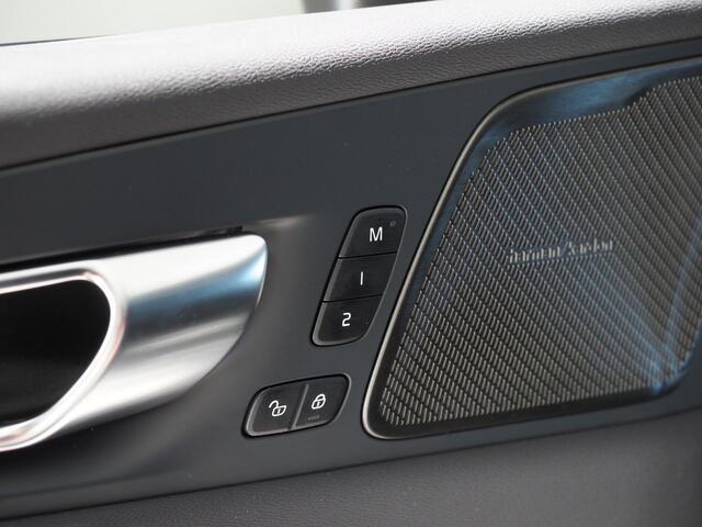 Volvo XC60 2.0 T6 Plug-in hybrid AWD Ultra Black Edition | Harman Kardon | Panoramadak | Leer | Stoelverwarming Voor en Achter | 360° Camera | Stuurwielverwarming | Apple CarPlay/ Android Auto