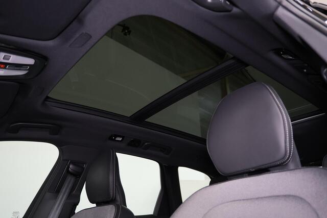 Volvo XC60 T6 Recharge AWD Plus Black Edition - LONG RANGE - Panorama/schuifdak - IntelliSafe Assist & Surround - 360º Camera - Harman/Kardon audio - Adaptieve LED koplampen - Verwarmde voorstoelen, stuur & achterbank - Parkeersensoren voor & achter - Elektr. bedien