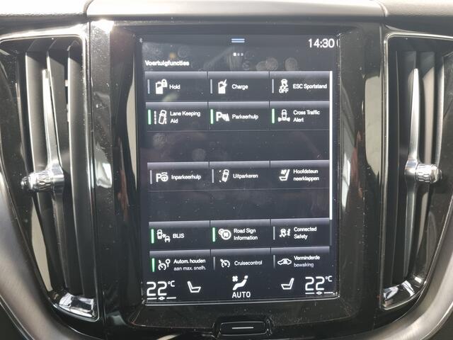 Volvo XC60 2.0 T8 Twin Engine AWD Momentum PANO / TREKHAAK / DODE HOEK /