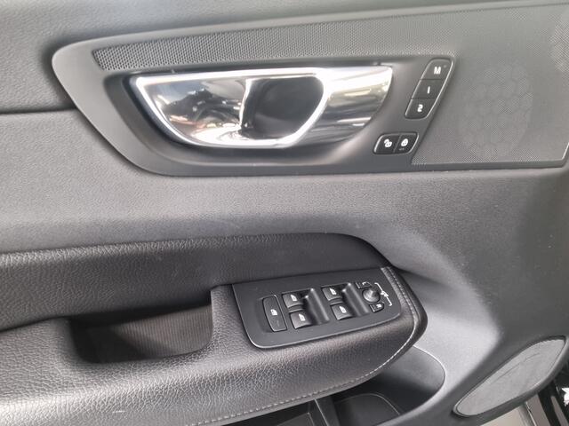Volvo XC60 2.0 T8 Twin Engine AWD Momentum PANO / TREKHAAK / DODE HOEK /