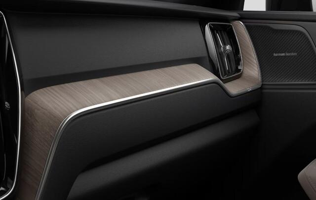Volvo XC60 2.0 T6 Plug-in hybrid AWD Plus Dark | Luchtvering | Schuif Kantel Dak | 360 Camera | Head Up Display | Donker Glas |