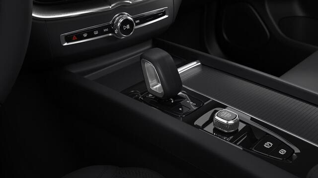 Volvo XC60 T6 AWD 350 pk Plug-in hybrid Essential Extra getint glas | Driver Assist | Climate line | 19" | All Season banden