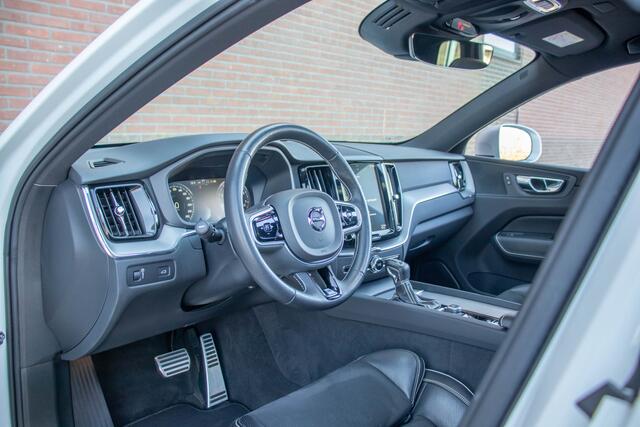 Volvo XC60 T5 AWD R-Design, Luchtvering, Panoramadak, Carplay, Trekhaak, Adaptive Cruise, 360 Camera, Memory, Keyless.