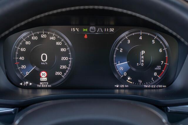 Volvo XC60 T5 AWD R-Design, Luchtvering, Panoramadak, Carplay, Trekhaak, Adaptive Cruise, 360 Camera, Memory, Keyless.