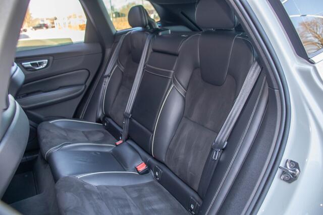Volvo XC60 T5 AWD R-Design, Luchtvering, Panoramadak, Carplay, Trekhaak, Adaptive Cruise, 360 Camera, Memory, Keyless.