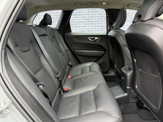 Volvo XC60 2.0 T6 Plug-in hybrid AWD Ultimate Dark | Trekhaak | Adaptive cruise control | Head-up display | Harman/Kardon audio | Dode hoek detectie BLIS | Stoelverwarming voor + achter | Stuurverwarming | Elektrische stoelverstelling |
