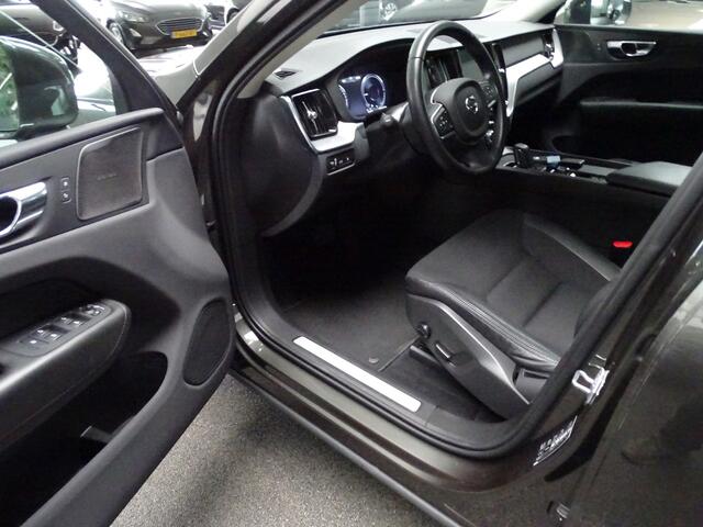 Volvo XC60 2.0 T8 Twin Engine AWD Momentum Pro, NL-Auto Pano, Navi, Carplay, Etc.
